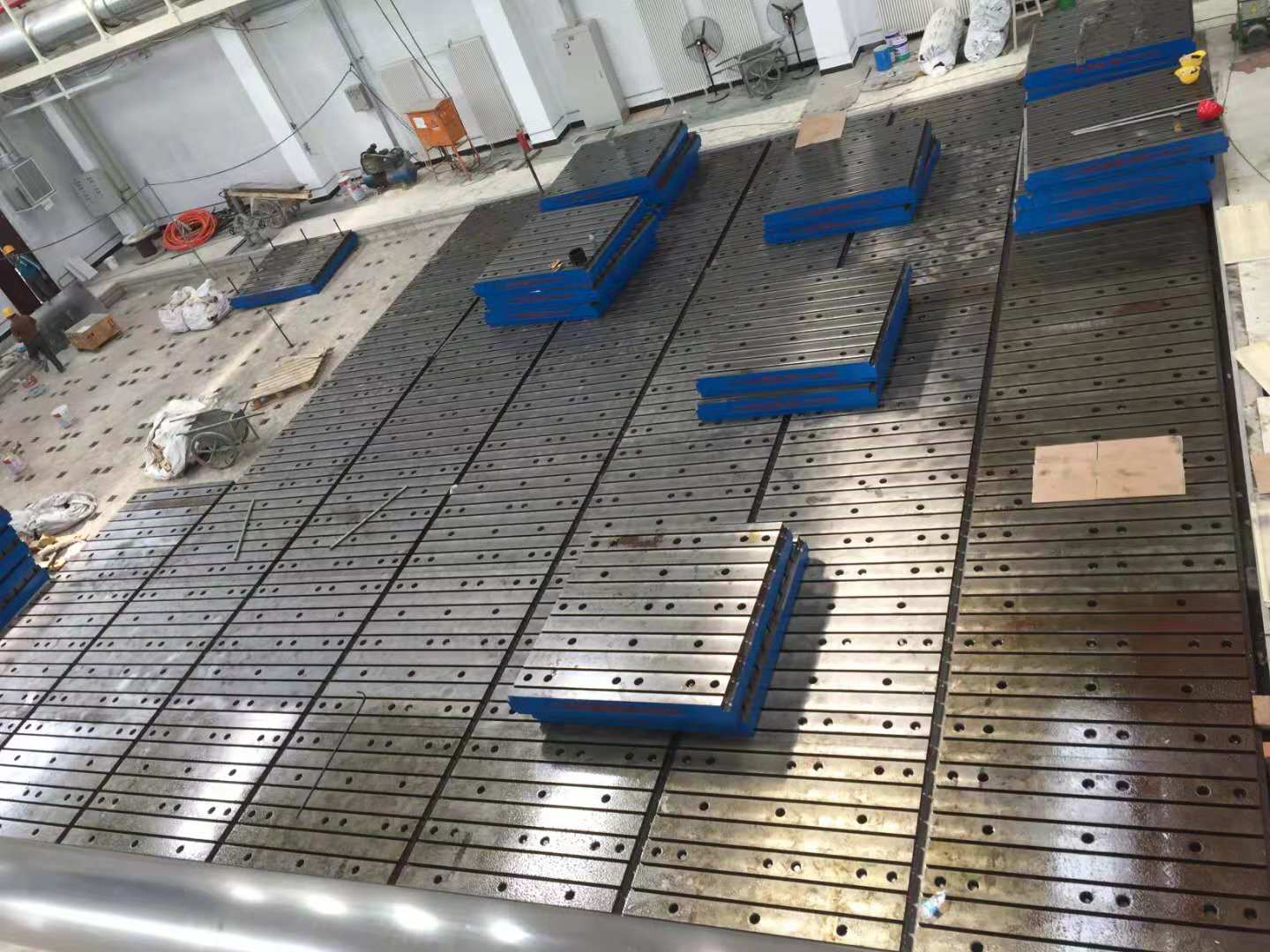 大規(guī)模鑄鐵平臺安裝現(xiàn)場